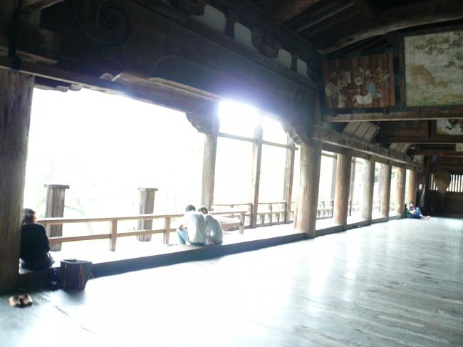 見晴らしの良い大伽藍にて休憩。<br /><br />風通しが良く床がひんやりして居心地が良いです。