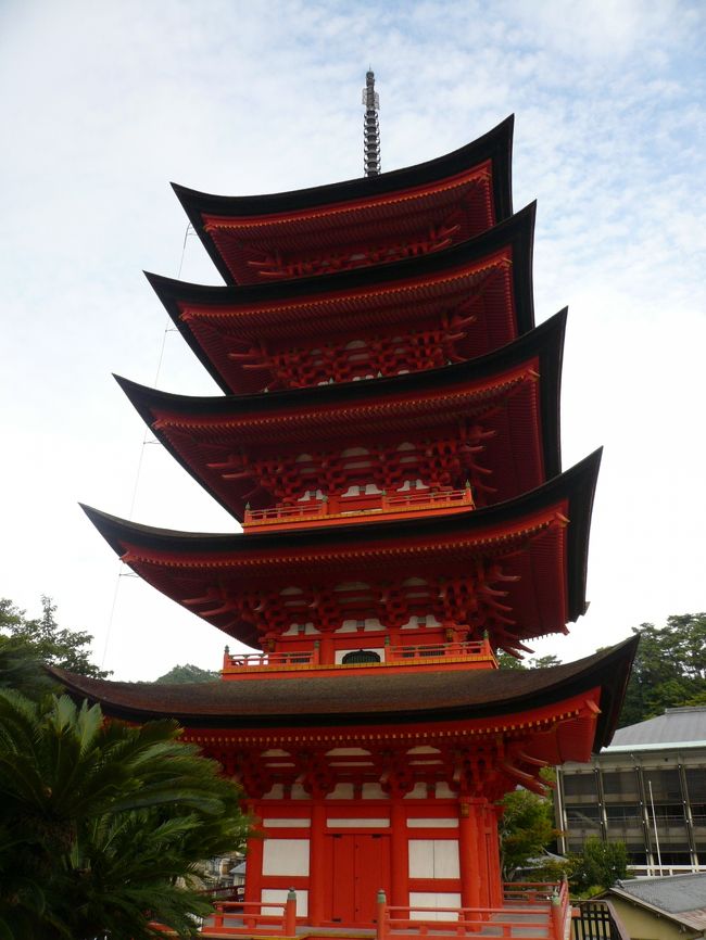 五重塔 　（国重要文化財）<br /><br />特徴の一つに2層目で止まっている心柱が風に対して強い構造となっているそうです。<br /><br />内陣の天井には龍、外陣の天井には葡萄唐草の模様が描かれてるそうですが残念ながら高い建物なのでよく見えませんでした。