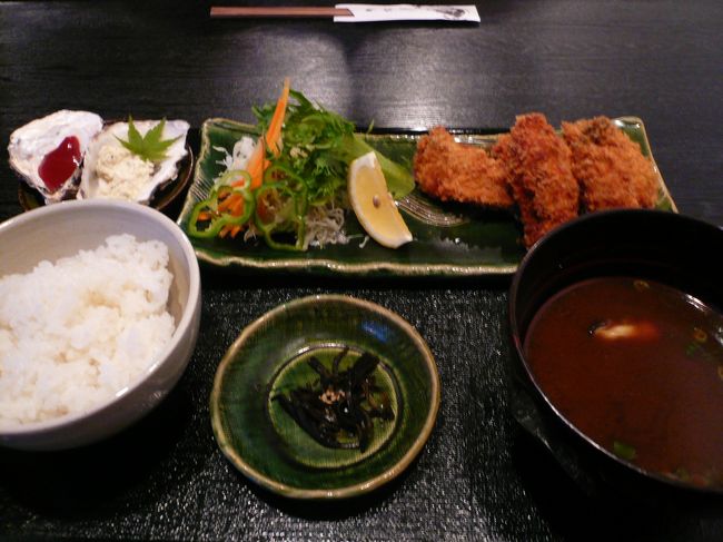 夕食は「牡蠣屋」さんにきました。<br /><br /><br />カキフライ定食<br /><br />今まで食べたカキフライの中で一番大きくて美味しかったです。