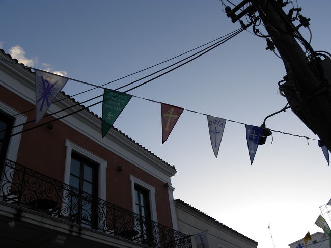 ていうか、お店いっぱいあるんだけど、<br />ギリシャタイムで、みんな仕事してねぇ　笑<br /><br /><br />ホントに、開いている店の方が少ないんです。<br /><br />シエスタというお昼寝の習慣があるから・・・<br /><br />って言ってももう１６時ごろやで？！<br /><br />絶対あける気ないっって感じのお店がいっぱいで<br />笑えました。