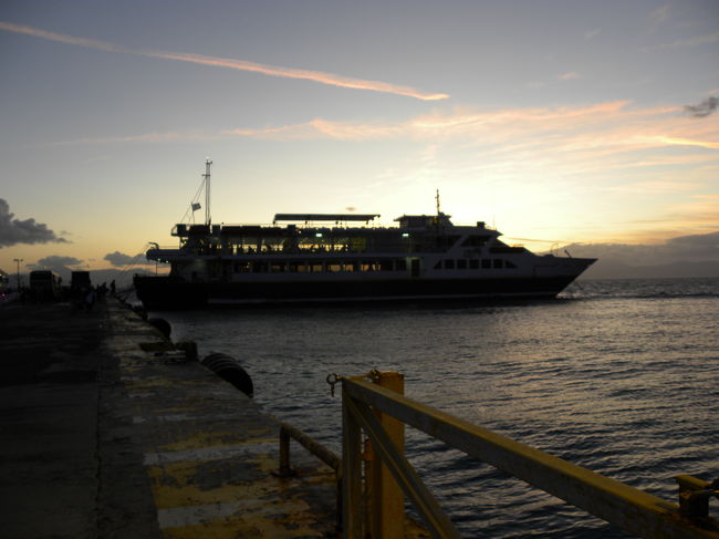 もう夕暮れ時。<br /><br />乗ってきた船です。<br /><br /><br />大型船やのに。。。帰り、天気が悪くなって結構揺れてました・・・。