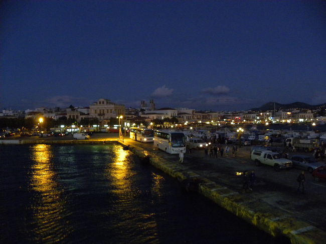 エギナ島がライトアップ？されてます。<br /><br /><br />今回はイドラ・ボロス・エギナの順にまわりましたが、<br /><br />毎日潮の関係で、どこから行くかっていうのは違うらしいです。