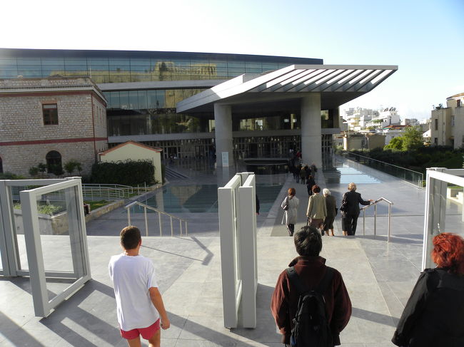 アクロポリス博物館<br /><br />教えてもらっていってきました。<br /><br /><br />新しくて今だけ１ユーロで入れます。<br /><br /><br />まだまだ展示物が少なかったです。<br />