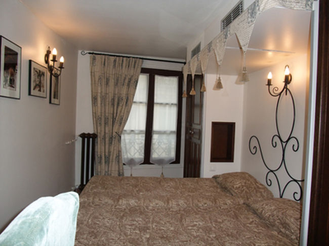 パリにつきました。<br /><br />easyjetできたので、オルリー空港着でした。<br />（日本出る前に、オルリー空港ストやるかもだから、ストったらCDG着になるよ。とeasyjetからメールきてたけど、なくなったのね）<br /><br /><br />ブダペストは晴れてたのに、パリは天気がよくない。。<br /><br /><br />でも、ホテルの部屋がなんかパリっぽくて、<br />かわいい！！！<br /><br /><br />