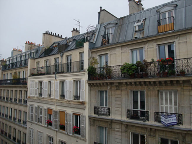 ホテルの窓から。これもなんだかパリっぽい！！！<br /><br />パリっぽいというだけで、興奮できちゃうパリってすごい！<br /><br /><br /><br /><br /><br />宿はバスティーユです。駅から3分くらい。<br />もちろんオペラ観るし、パリ在住経験ありの方に聞いたら、1号線に見どころがあつまってるから、1号線だと便利。と言われたので、素直に1号沿線。<br /><br />ただ、ちょっとパリのホテルは高いのが難。。。