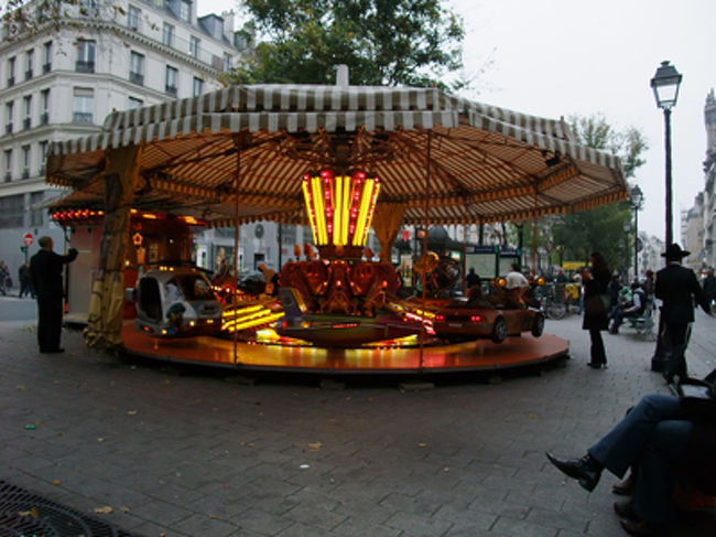 とりあえず、ルーブル方面に向かって歩いてると、<br />（天気よくないー）<br /><br /><br />またまた私的には、<br />いかにもフランスっぽいものがある！！！<br /><br />道の真ん中にいきなりこういうものがあるんだー。