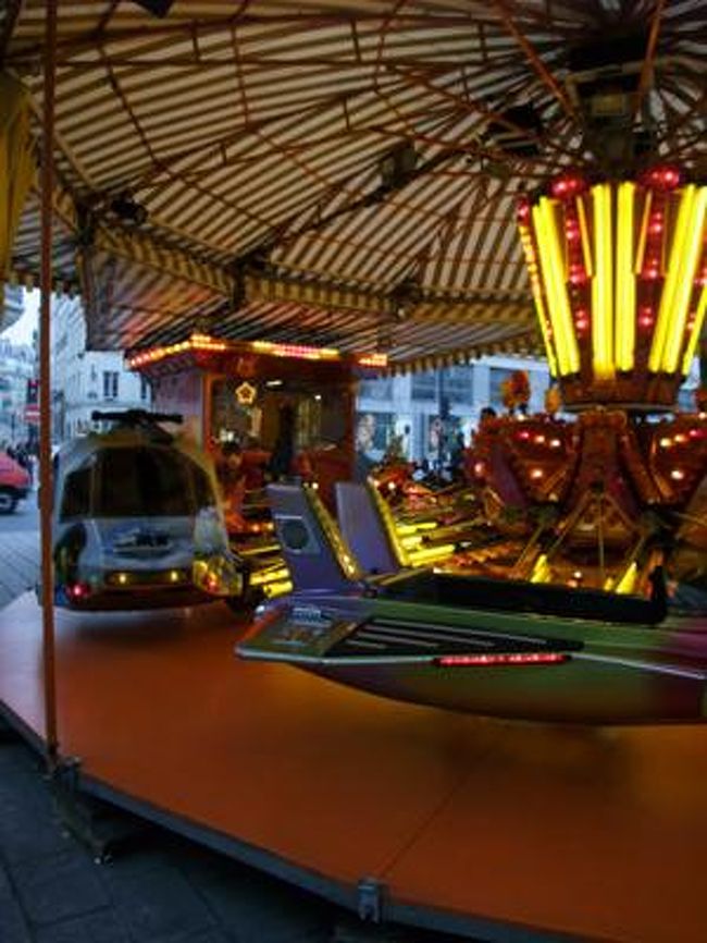 ちょっとぐるぐるに近づいた。<br /><br /><br />・・・そういえば、話は前後するけど、オルリー空港からオルリーヴァルを降りて、RERへの乗り換えのとき、、、<br /><br /><br />旅行者だから当然のごとく<br /><br />「だれかについてけばいいや」<br /><br />と思ってたら、乗っていた全員がそう思ってて、<br />だれも改札機から前に行かない。<br /><br />さすが世界のパリ。。。<br /><br /><br />しょうがないので<br /><br />「えーい。Parisと書いてある方にいけばいいんでしょー。<br />普段は東京とゆー大都会にいるのだから、<br />できないはずはないーーー」<br /><br />と思って、一番のりで出てみました。<br />ちゃんとパリに着いてよかったー。