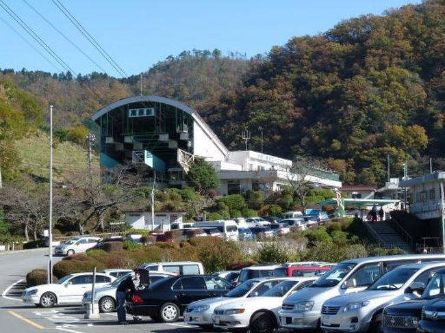 鶴見岳に登るにはロープーウェーか登山しか方法はありません。<br />行楽シーズンど真ん中。<br />駐車場にはあふれんばかりの県外車が並んでました。<br /><br />一気登山ルートってのがあってそこを登ると約２時間で山頂につくらしい。<br />元気な方は是非どうぞ。<br />私は文明の力と金の力で登ります（笑）<br />片道７００円、往復で１４００円です。<br />高いと思うか安いと思うかは<br />じゆうだ〜！！