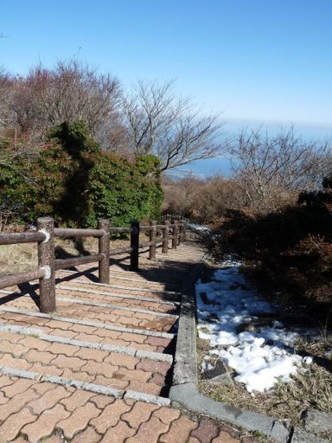 ロープーウェーで到着したらなんと雪が！！<br />前日までの寒波で降ったんだろうね。<br />山頂へ続く階段の横にまだ解けずに残ってました。