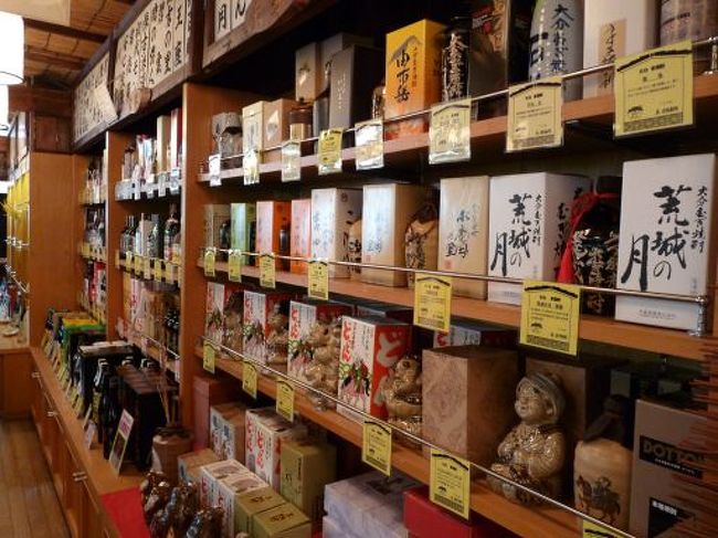 駐車場の一角に物産館がありました。<br />そこに並んだ焼酎の種類にびっくりでした。<br />試飲もありましたよ。<br />私は御酒は飲めない奴なので、手は出しませんでしたが。