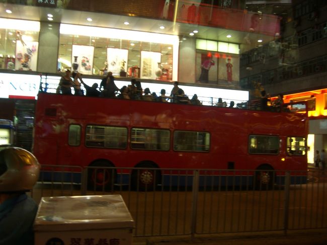 香港は旧宗主国がイギリスだったので自動車は左側通<br /><br />行、ハンドルは右側についています。<br /><br />大陸から来た車は左ハンドルです。<br />