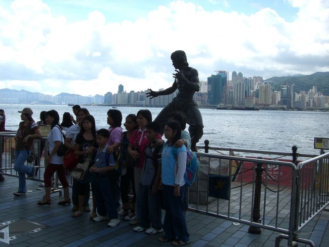 みんなブルースリーの像の前で記念撮影