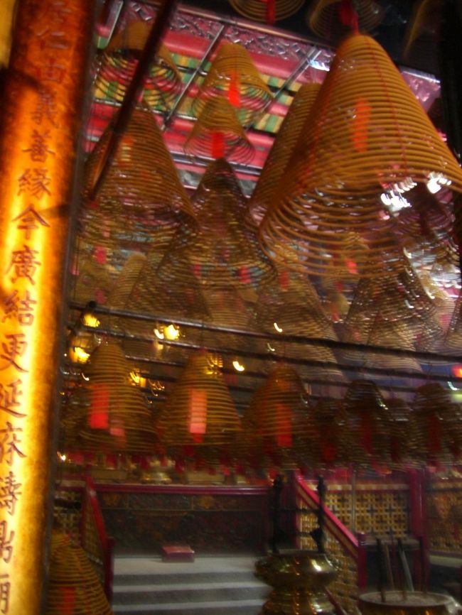 お寺に行きました。<br /><br />天井には蚊取り線香みたいな渦巻き型の線香がありま<br /><br />した。