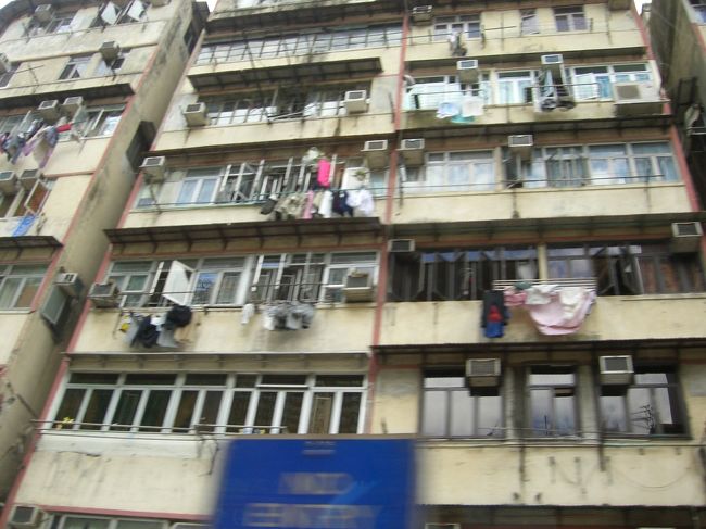 香港ではマンションは外側に鉄格子が防犯のために取<br /><br />り付けられベランダは見ませんでした。ガイドさんが<br /><br />言うには洗濯物は部屋干しするそうです。