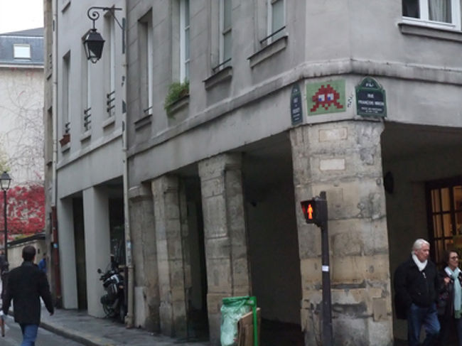 街中。<br /><br /><br />・・・タコが気になりました。<br /><br />写真拡大してみると<br />Rue FourcyとRue Francois Mironの角。<br /><br />フランス語分からないので意味は謎。