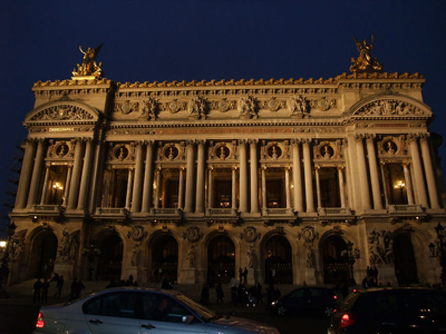 と言ってる間に、オペラ・ガルニエにつきました。<br /><br /><br /><br />・・・本当は、ガルニエで何か見たかったー。<br />ガルニエのチケットはとりそこねました（泣）。<br /><br />チケットget情報集めてた時、いろいろなところに<br /><br />「パリ・オペラ座のサイトは、売り切れたと思っても、あとから『ぽいっ』とチケットでることあるので、まめに見てたほうがいい」<br /><br />と書いてあったので、毎日チェックしてました。<br /><br />確かに、バスティーユは、なくなってる！と思っても、数日後にぽいっと数枚、高い席が出てきたけど、<br />（これでバスティーユのチケット買えた。<br />知らない方のblog情報感謝。）<br />ガルニエはついに出ませんでした。<br /><br />やっぱり早め手配重要。私は9月末に旅行するの決めて、10月入ってから、ガルニエでも何か見たくない？？とか思ったけど、遅かった。。。<br /><br /><br />