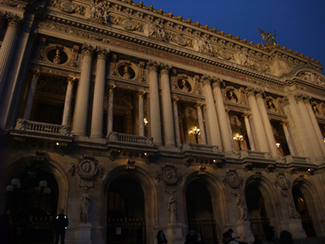 オペラ座のチケットは、fnacでも売ってました。<br /><br />日本でチケット入手がんばってたとき、オペラ座サイトで売り切れのガルニエのチケットを、fnacサイトで見つけて、<br /><br />「きゃー。買わなくちゃー。ここでけちるなー。」<br /><br />と思って、ユーザー登録して、チケット選択して、クレジットカード情報入力までたどり着いたのに。。。<br /><br />チケット選択してから（かな？※このタイミングは謎です）20分で決済までいかないと、セッションを切られてしまいます。<br /><br />当然こんなこと知らなくて、辞書ひきながら、のろのろとカード情報入力して、決済ボタン押したらエラー画面。<br />そこに「フォームで問い合わせてね」とか書いてあるから、下手な英語でフォーム入力して、fnacの方とやりとりしたら、時差もあるので1日くらいかるーくすぎて、、、、<br /><br />よーし。エラーの理由も分かったから、<br />再びチケットゲットしなくちゃー。とはりきって<br />サイトいったら、売り切れてた。。。<br /><br />当日券とかも考えたけど、日程的には日曜のマチネで見るしかなく、これすると日中つぶれちゃうので、今回はあきらめました。。。。<br />いつかわからないけど次回がんばる。<br /><br />