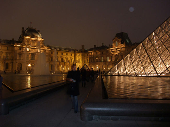 今日は金曜日なので、夜のルーブルに。<br /><br />入場料もちょっとだけお安い！