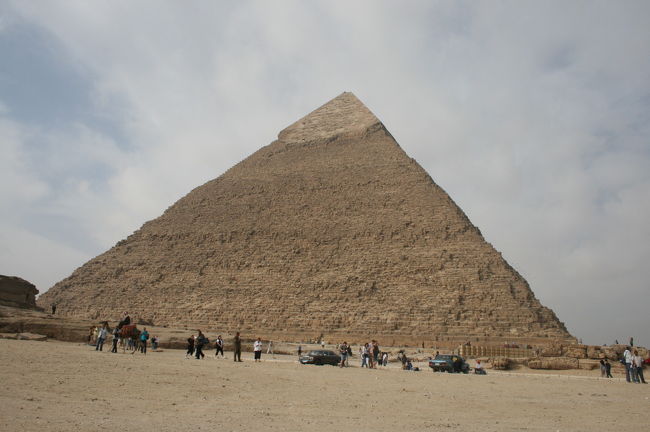 近くのピラミッド★☆★<br /><br />カフラー王のピラミッドに入場しました。<br /><br />
