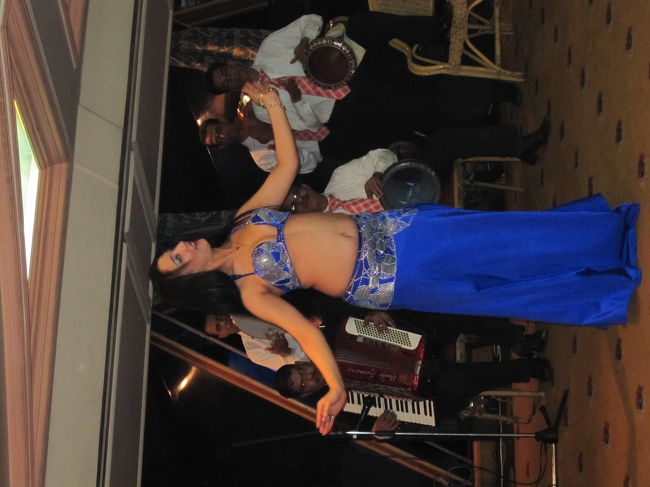 夜。<br /><br />今回の旅行で事前期待度がもっとも低かった、ベリーダンズディナーショー。<br />絶対に、個人では行かないと思われる。<br /><br />それがそれが、とーーっっても、面白かったのです。