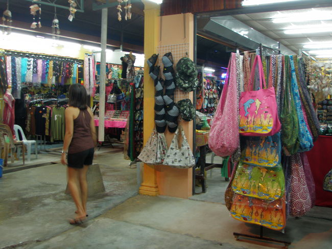 降って来たがな、かさもってくるのわすれちった、しゃーない、1本買おか