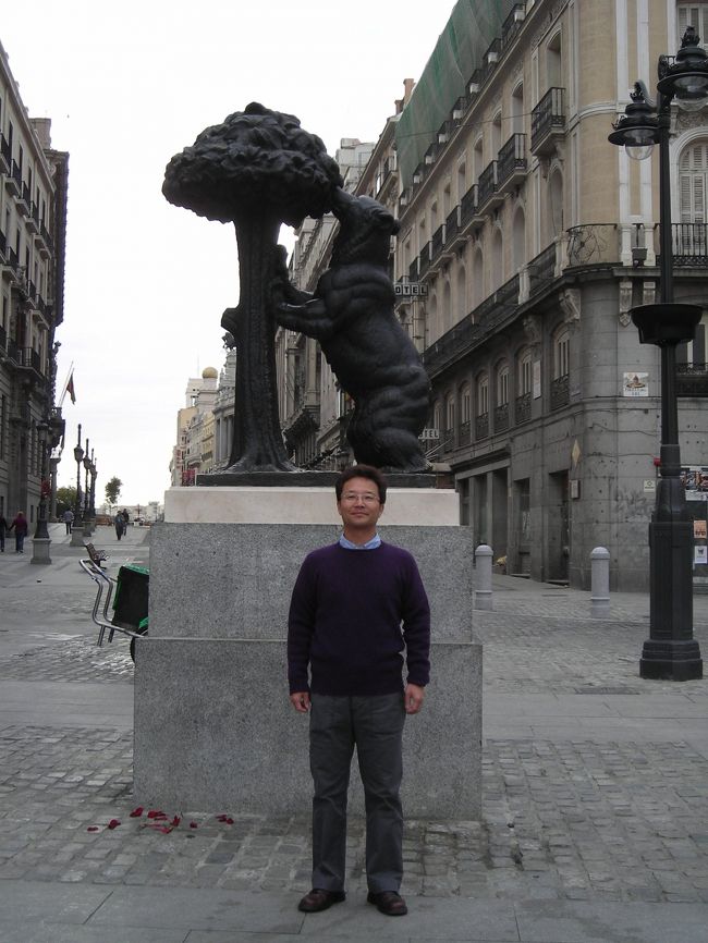 ソル駅の広場にいる熊。<br />どのようないわれのある熊サンなのかはよく分からないが、夫からの「ぜひ撮って欲しいという」ご希望に答えた１枚。<br />