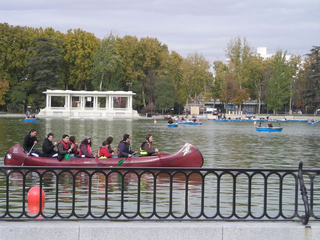 美術館のそばのレティーロ公園をお散歩。<br />人がたくさん遊んでいました。