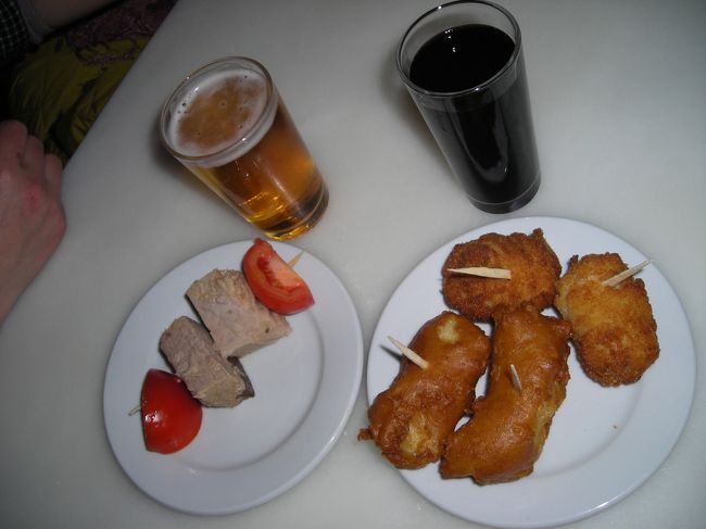 昼食を食べに出掛けたレストランは満席で断られる。<br />仕方なく夕食の予約をお願いした。<br /><br />で、困った。<br />この時点でガッツリ食べてしまうと、100%、夕飯時までにお腹が減らないだろう。<br /><br />バールで軽く食べることに。<br />ソル駅近くの、いつ通っても人だかりがしているバールへ。<br />Casa Labra　鱈が美味しいらしい。<br /><br />お店の中も外も立って飲食する人でごった返している。<br />お店の人に「奥にテーブル席もあるよ」と教えてもらう。<br />ちょうど1テーブル空いていた。ラッキー。<br />ちゃんとウェイターさんがいて注文をとってくれる。<br /><br />鱈のフリッター、鱈入りのクリームコロッケ、マグロの酸っぱいマリネ＆トマト。それにワインとビール。しめて10ユーロ。<br /><br />シンプルな鱈のフリッターがめちゃ旨！<br />ジューシーなのに水っぽくなく、塩加減控え目なのに生臭さはゼロ。こんなおいしい鱈は初めて食べました。<br /><br /><br /><br />