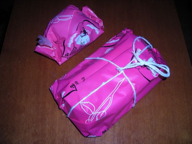 もう1つ鱈を食べたいところを我慢して、近くにある、(この店もいつ通っても人がいっぱいいる)ケーキ屋さんでデザートのケーキを買うことに。<br /><br />La Mallorquina<br />　　PTA.DEL.SOL.8<br /><br />こんな風に包んでくれました。<br />