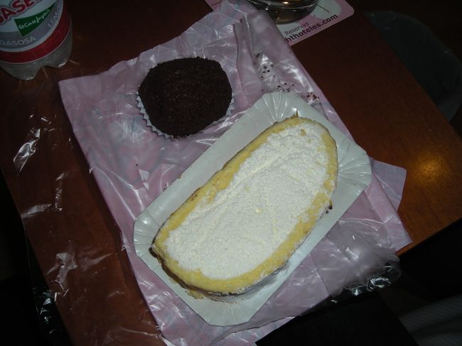 ホテルの部屋でいただきました。<br /><br />手前のケーキ。「堂島ロールに似ているね」と話していたら、似ているのは容姿だけではなく、味まで似てました。<br /><br />似ているというより、これ、堂島ロールじゃん！<br /><br />ちょっとスポンジケーキのしっとり感が足らないけど、クリームはまさしく同じ味！<br />ここのお店、1894年創業ですし、どのお客さんもこれを買っていたので、ここの看板メニューだと思うのです。だからこの店が真似をしたとは思えないし・・堂島ロールのお店の方がここで修行をしたとか・・？<br />どなたかご存知の人があったら教えてください。<br /><br />もう1つ。奥の黒い団子状のものはトリュフです。<br />柔らかくてフレッシュなチョコレートの美味しいことったら！<br />食べ応えも満点です。<br />