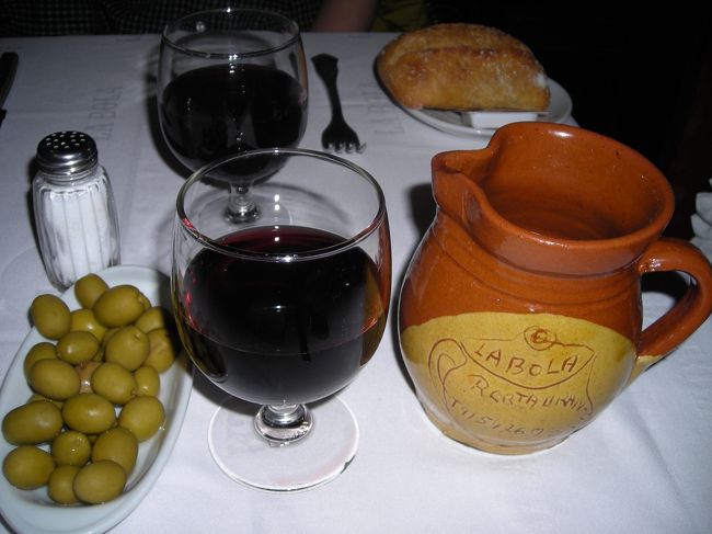 そして夕食。<br />予約をしておいたLa Bolaへ。<br /><br />まずはワイン。