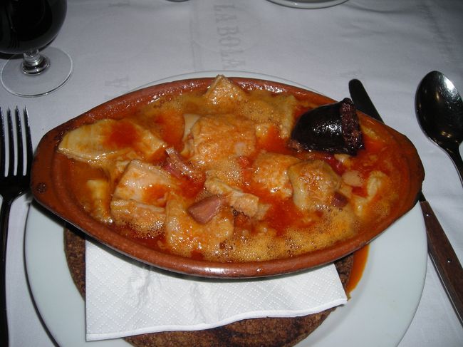 私はカリョスを注文。マドリッドの名物だそうです。<br /><br />牛のモツをトマト＆パプリカで煮込んだものです。<br />黒い血入りのソーセージなど色々なソーセージも入っています。<br /><br />油もコラーゲンもたっぷりで全体に濃厚、どろーーっとしています。熱々でハフハフです。<br />スゴク肉厚のモツ。めちゃ旨でした。<br />