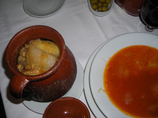 夫の注文した「コシード」。豆の煮込みです。<br /><br />煮込みが入った陶器の器と、茹でたパスタ(短く切ってある)が入ったスープ皿が運ばれてきました。<br /><br />お店の人が、煮込みの汁をスープ皿に注いでくれました。<br />まずはこのスープを食べ、次に陶器の中の豆やお肉を食べるのだそうです。<br />1つで2度美味しい料理です。