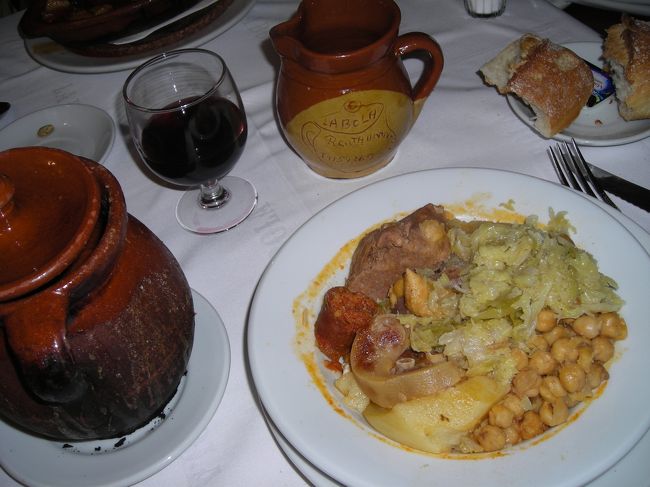 スープを食べ終えて、煮込みを出した状態です。<br />希望により茹でたキャベツをトッピングしてくれます。<br /><br />これで全部ではなく、まだ陶器の容器の中にはお豆がたくさん残っています。<br />量が半端ではありません。