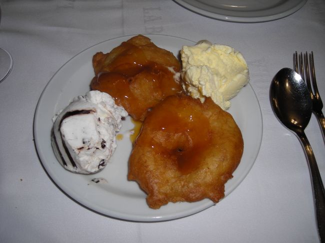 お腹がいっぱいになったのですが、最後の夜なので無理してデザートも注文しちゃいました。さすがに２人で一皿ですが・・<br /><br />リンゴのフリッター。<br />メニューの一番上に載っていたので、「お奨め」だろうと思って注文しました。<br />ちょっとだけ後悔。<br />美味しかったけど、さすがに揚げ物はきつかったです。<br /><br />アイスクリームには救われましたが・・