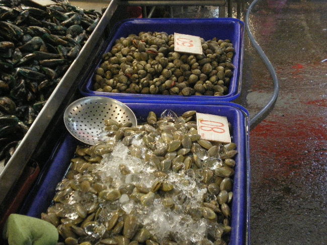 北パタヤ交差点から８分ほどバンコク方面に行った<br />所に大きな市場があります。海産物、野菜などひととうりあります。左手奥に魚貝類があります。