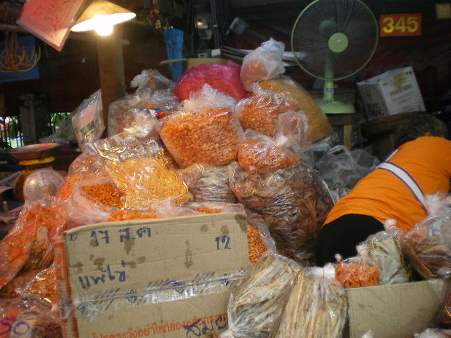 干エビ茶碗一杯程で１００バーツでした。