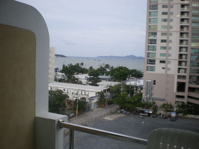 ベランダからパタヤ海岸が見えます。