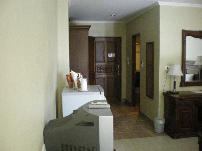 ツーベットルームスイートですが<br />３部屋に各々ドアーが有り、リビングを<br />使わなくても不便は感じません。