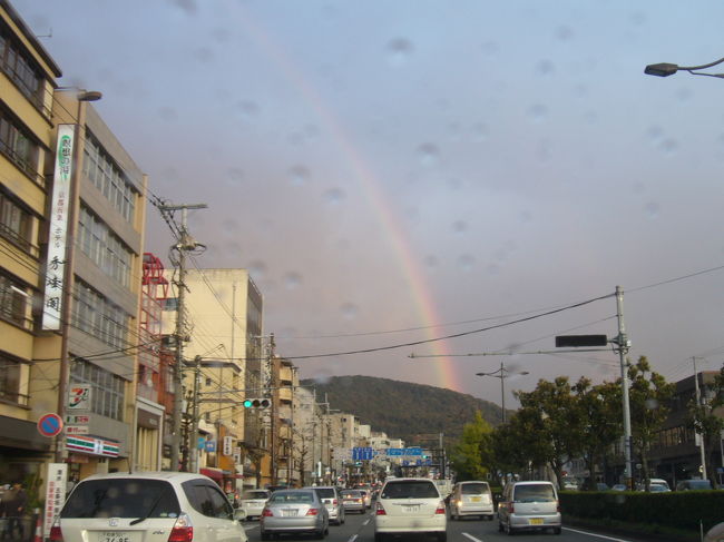 虹（午後４時３３分）。<br /><br />前方は、清水山。<br />国道１号線走行中の車内より。<br />