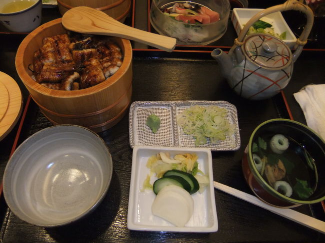 この店の名物らしい<br />「お櫃(ひつ)うなぎ茶漬（肝吸付）」2,625円<br /><br />最初はそのまま、最後は薬味を載せてお茶をかけて。<br />お茶は昆布茶でした。