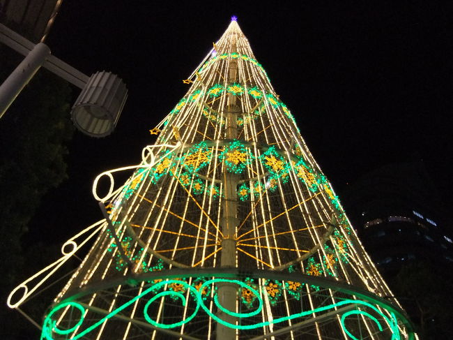 高さ27m、最大直径10m、鉄製の構造体に、白色と青色を基調としたLEDネットを取り付け、チューブライトによる装飾。<br />ＬＥＤは18万個使用。