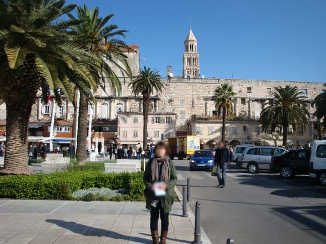 ←スプリットは、古代の遺跡と中世の建物に人々が暮らす不思議な街です。<br />