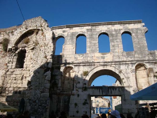 ←宮殿東側の「銀の門」。<br /><br />長い歴史の中で何回か閉鎖され、現在の門は19世紀に再建されたもの。<br /><br />