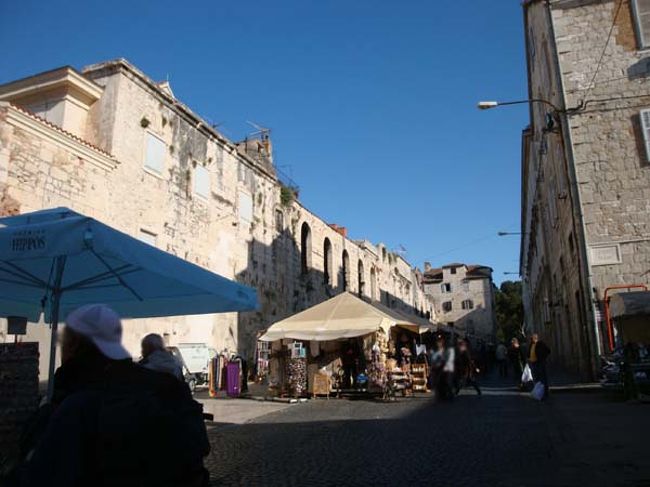 ←門の外側は活気あふれる青空市場です。