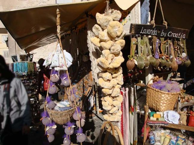 ←アドリア海特産の天然のスポンジ・海綿がつり下げられています。<br /><br />アドリア海のリゾートアイランド、フヴァル島の特産品であるラベンダーのポプリは様々な形のものが売られていました。