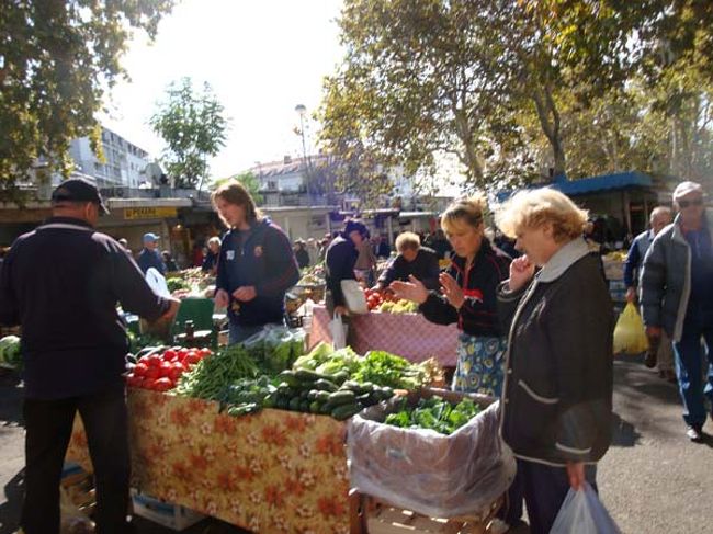 ←町にはスーパーもありますが、新鮮な野菜はこういう市場で買う人が多いようです。