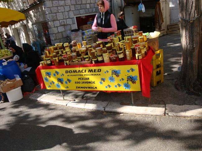 ←手作りの（？）ハチミツ屋さん