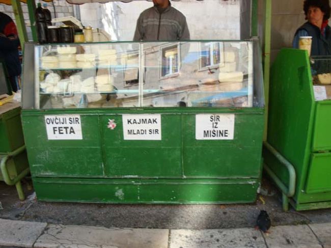 ←ケースの中に並んでいるのは、チーズ