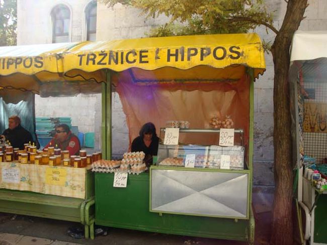 ←卵屋さんのお隣は、ちょっと強面の（？）ハチミツ屋さん。